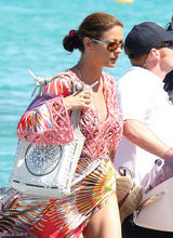 高清组图：凯瑟琳-泽塔-琼斯度假镂空彩裙抢眼