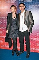 组图：杨受成儿子开新店 不雅照女星携男友捧场