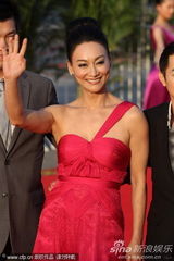 组图：惠英红亮相百花红毯 鲜红长裙气场强大