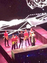 组图：李敏镐春晚彩排快闪 深色大衣黑超帅酷