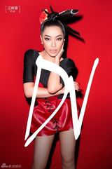 组图：江映蓉嘟嘴卖萌 李斯丹妮镂空衣秀身材