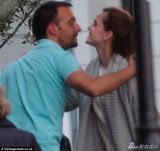 组图:艾玛-沃特森与帅导演密会 亲密贴面显暧昧