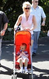 幻灯图集：布兰妮和男友携儿子出游 场面温馨