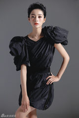 组图：王媛可黑玫瑰写真红唇冷艳