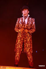 组图：古巨基开唱变白马王子 与JessicaC牵手