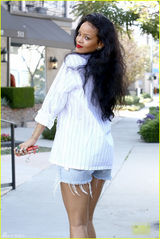 组图：蕾哈娜牛仔热裤晒美腿 旋转任拍性感撩人