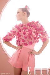 组图：斯威夫特黄色透视裙登杂志 造型复古另类