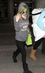 组图：艾薇儿结束亚洲之行回美 青翠发色引人注目