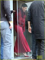 组图：蕾哈娜火红皮草性感妖娆 对粉丝伸魔爪引骚动