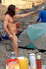 组图：杰克-吉伦哈尔全裸搭帐篷 胶带遮鸟新颖