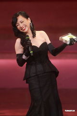 组图：TVB新科视帝视后出炉 黎耀祥邓萃雯双双连庄