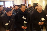 组图：导演路学长追悼会 王小帅现身葛优送花圈