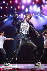 组图：韩团Boy Friend办粉丝会魅力倾倒粉丝