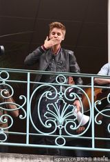 组图：比伯拿扩音喇叭开阳台演唱会