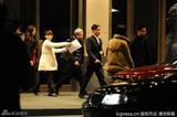 组图：梁朝伟夜晚外出酒店 西装革履不惧严寒