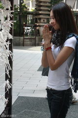 高清组图：童瑶东京街头拍写真 秋日午后秀清新