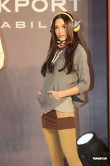 组图：甄子丹帅气代言 名模白歆惠热辣走秀