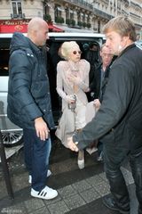 高清组图：Lady gaga现身巴黎遭粉丝袭胸