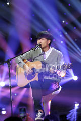 组图：快男复活赛上演 大热魏一宁裙装献唱落败