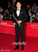 组图：李贤宇金素妍等星亮相釜山电影节开幕式