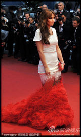 组图：《爱》戛纳首映 科尔白底红尾裙别具一格