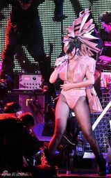 幻灯图集：蕾哈娜巡演 连身三角裤沿袭Gaga风潮