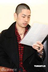 幻灯图：吴建豪小平头亮相 坦陈公司员工涉毒问题