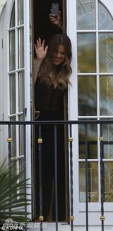 组图：卡戴珊酒店疯玩 豪放光腚跑阳台