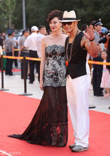 组图：《精忠岳飞》将播 黄晓明拄拐亮相红毯