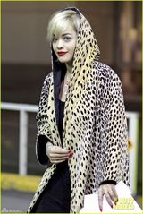 组图：女歌手瑞塔奥拉红唇豹纹外套土豪范儿