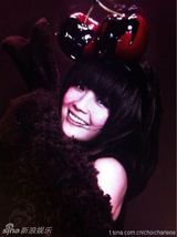 组图：阿Sa(蔡卓妍)穿巧克力兔子装 假发缠绕巨大头套