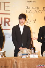 组图：男团INFINITE亮相 黑白配演绎美男范儿