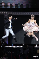 组图：丁当小巨蛋开唱任贤齐助阵 与杜德伟热舞