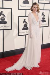 组图：女主持Keltie Knight白色拖地裙抢镜