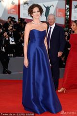 组图：女演员拉帕波特抹胸蓝色长裙亮相红毯