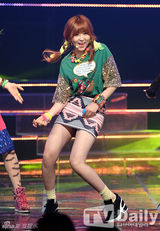 组图：神话打榜夺冠李孝利性感 EXO回归显狼性