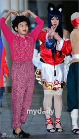 组图：SJ庆出道8周年机场上演变装秀 整疯粉丝