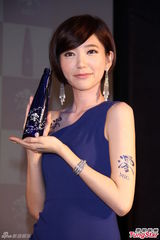 组图：郭雪芙斜肩洋装亮相 狂接代言荷包满