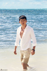 组图：郭家铭展文艺青年新海滩风