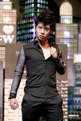 组图：黄秋生一身休闲出席活动 李蕙敏发型夸张