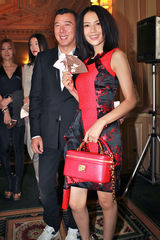 组图：高圆圆“梅花弄”亮相时装周 掀起“中国风”