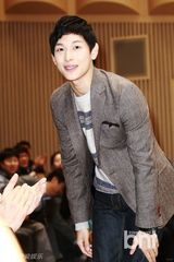 组图：灿烈土豪风现身《丛林法则》记者会