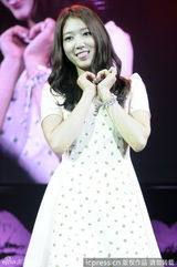 高清图：朴信惠上海热裤跳辣舞 示范可爱颂互动