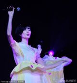 组图：王菲昆明开唱乘摇椅 从天而降美轮美奂