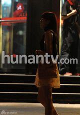 组图：韩庚江铠同吃火锅小心翼翼甜蜜回家