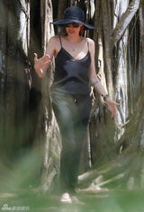 组图：朱莉切乳腺后穿吊带复工 胸部傲人依旧