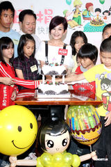 幻灯图集：梁静茹婚后亮相 号召培养孩子公益心