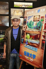 组图：《怪兽大学》徐峥走访皮克斯学配音