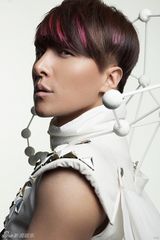 组图：曹轩宾大玩行为艺术 新专辑星系造型曝光