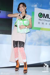 组图：Hebe和Ella现身代言 S.H.E明年有望合体发片